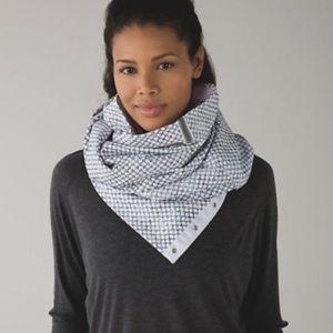 Lululemon Vinyasa fleece scarf, white and gray